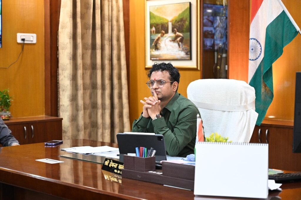 पोस्टल बैलेट पेपर कोषांग के पदाधिकारी एवं कर्मियों के साथ बैठक आयोजित।