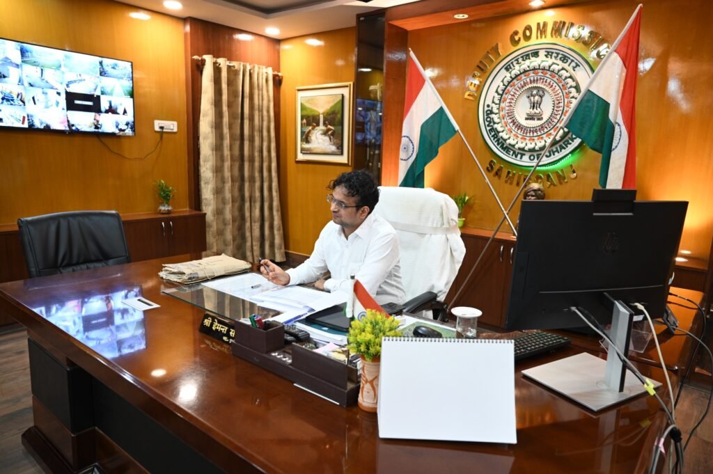 जिले में सभी मतदान केन्द्रो पर उपलब्ध मूलभूत सुविधाओं को जल्द से जल्द पूरा करने का उपायुक्त ने दिया निर्देश।