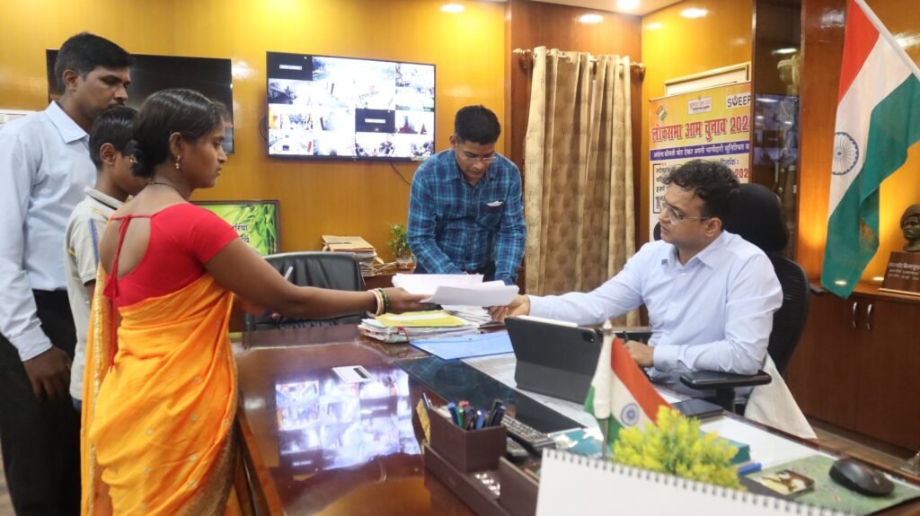 लोगों ने जनता दरबार में आकर अपनी समस्याओं को उपायुक्त के समक्ष रखा।