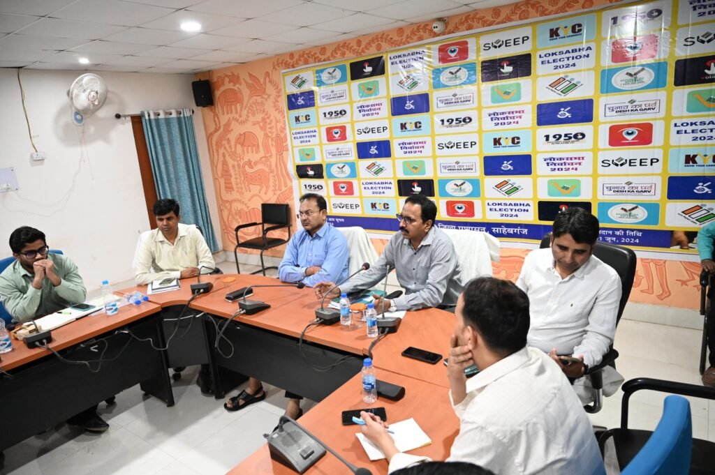 जिला प्रशासन द्वारा फेसबुक, एक्स, इंस्टाग्राम आदि के माध्यम से छोटा-छोटा जागरूकता वीडियो अपलोड कर मतदाताओं से वोट डालने की अपील की जा रही हैं।