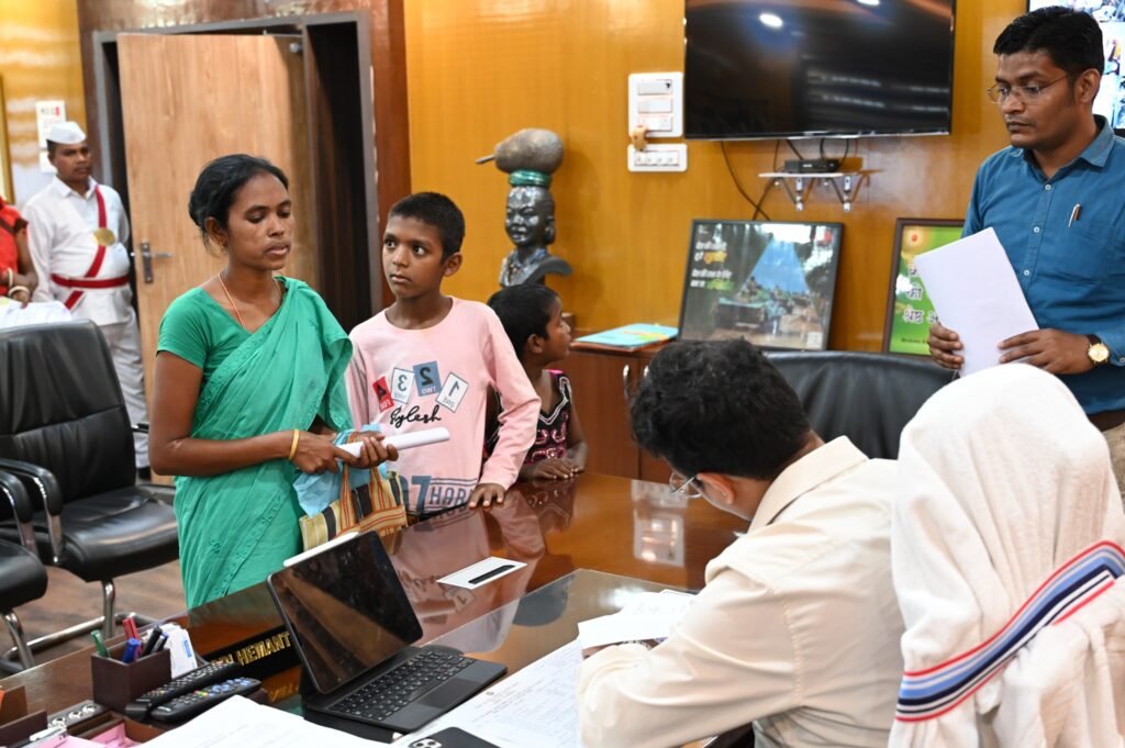 जनता दरबार में शहरी व ग्रामीण क्षेत्र के लोगों ने उपायुक्त के समक्ष रखी अपनी समस्या।