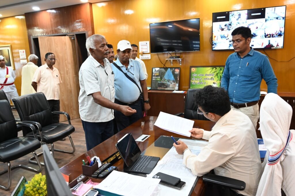 लोगों की समस्याओं से अवगत होते उपायुक्त।