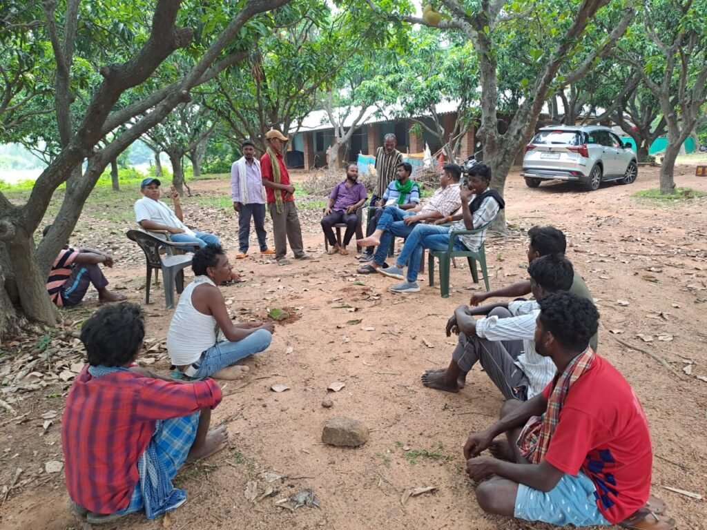 दुमका/शिकारीपाड़ा- 11 जून को प्रखंड के हीरापुर पंचायत के दलदली ग्राम में झामुमो केंद्रीय समिति सदस्य सह शिकारीपाड़ा विधानसभा के लोकप्रिय युवा नेता आलोक कुमार सोरेन ने पंचायत के सभी कार्यकर्ताओं संग बैठक