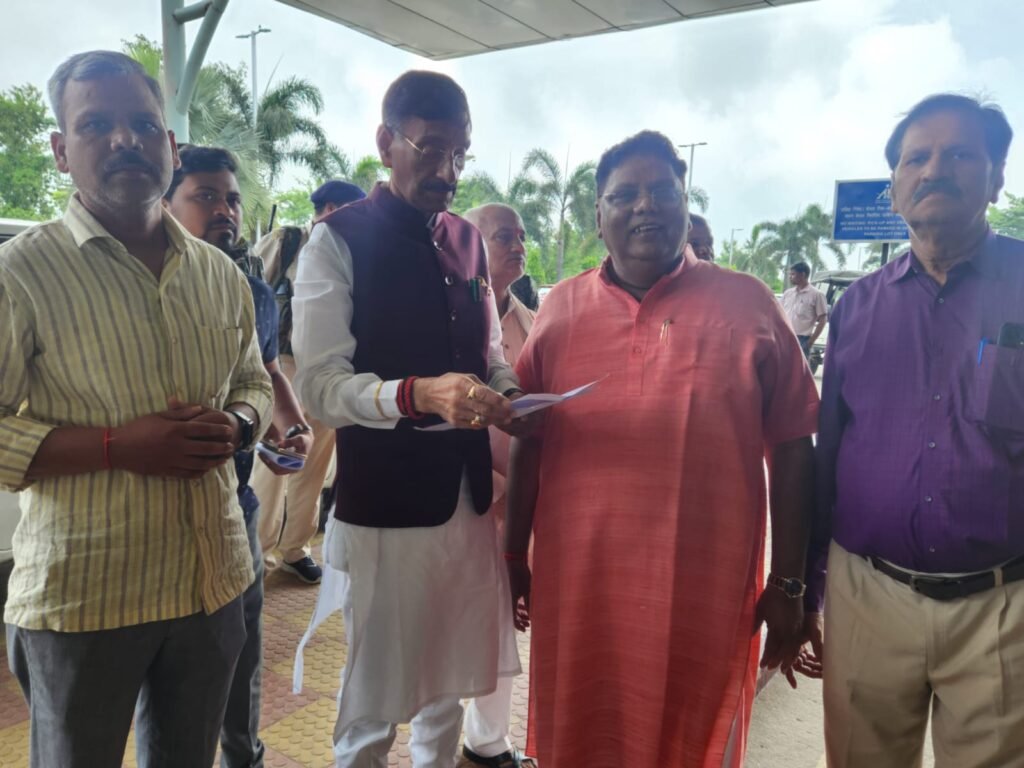 जुलाई भारतीय जनतंत्र मोर्चा के केंद्रीय अध्यक्ष धर्मेंद्र तिवारी आज एयरपोर्ट पर केंद्रीय रक्षा राज्य मंत्री श्री संजय सेठ जी से मुलाकात कर सैनिक बाजार के दुकानदारों के पीड़ा के बारे में बताया।