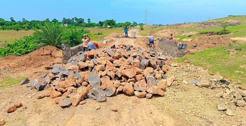 प्रखंड क्षेत्र में दिग्घी के महेंद्र चौक से दिग्घी, झखरा,मदनचौकी गांव होते हुए कुरपट्टी मोड़ तक सड़क मजबूतीकारण मरम्मतीकरण कार्य सरकारी योजनाओं से हो रहा है