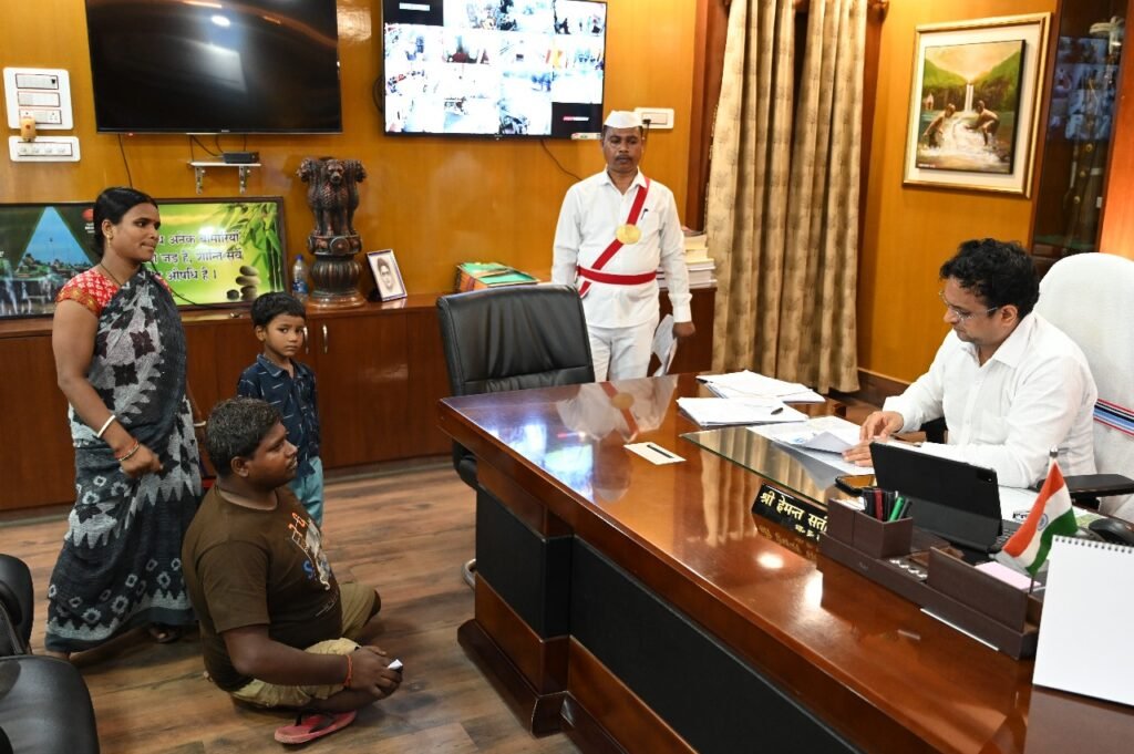 उपयुक्त ने जनता दरबार में आम लोगों की सुनी समस्या।