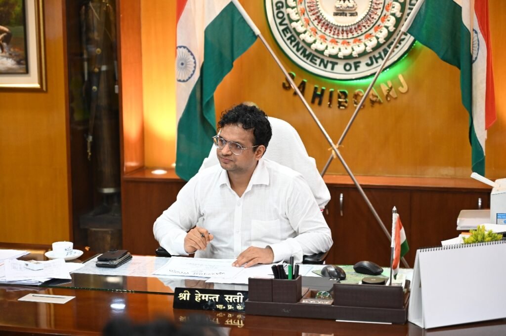 उपायुक्त ने पथ प्रमंडल एवं एनएच-80 विभाग अंतर्गत संचालित सभी योजनाओं की समीक्षात्मक बैठक की।