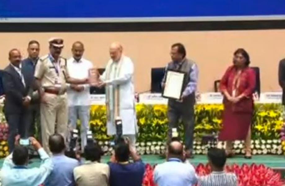 नई दिल्ली: केंद्रीय गृह मंत्री अमित शाह ने साइबर अपराध पर नियंत्रण के लिए काम करने वाली आई 4 सी संस्था की पहली वर्षगांठ पर डीजीपी अनुराग गुप्ता को सम्मानित