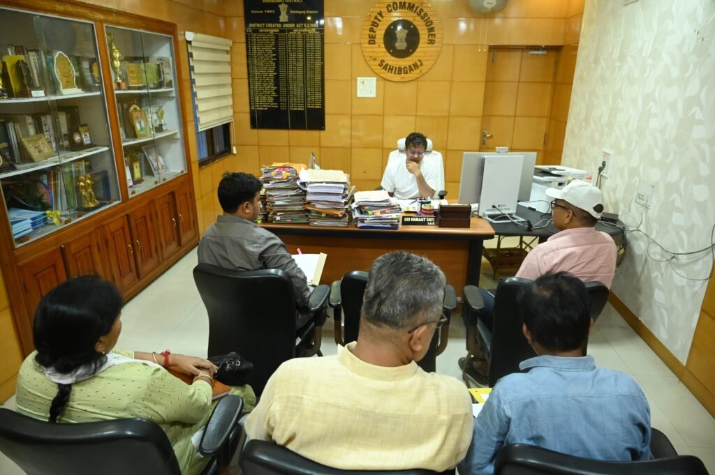 जनता की सुविधाओं से जुड़ी आधार सेवाओं में किसी भी प्रकार की लापरवाही बर्दाश्त नहीं :- उपायुक्त