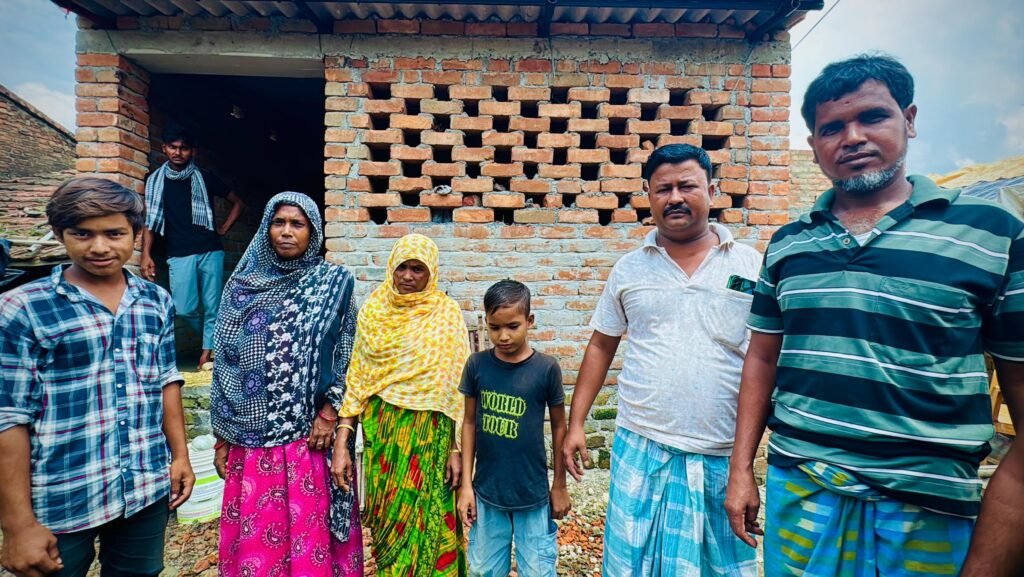 घर ढहा, लेकिन इंसानियत खड़ी रही – समाजसेवी अजहर इस्लाम ने बेघर विधवा और उसके छह बच्चों को दिलाया नया आशियाना