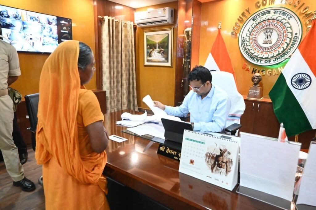 जनता दरबार बना उम्मीदों का केंद्र, डीसी हेमंत सती ने कहा – जनहित मामलों में लापरवाही बर्दाश्त नहीं