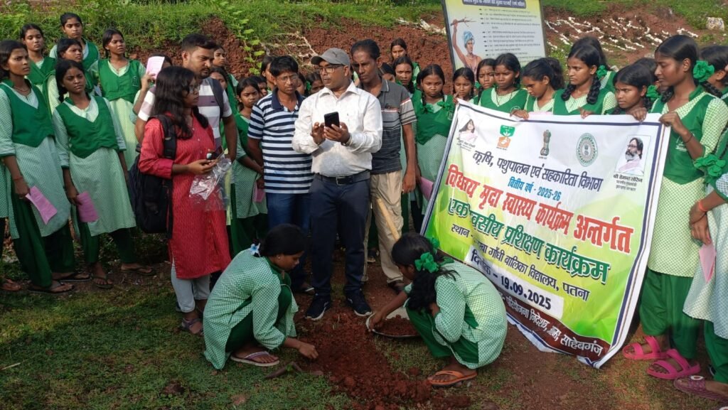 बरहेट-पतना प्रखंड में स्कूल सॉइल हेल्थ प्रोग्राम के तहत प्रशिक्षण आयोजित