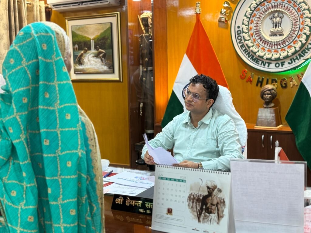 जनता दरबार में जिला दंडाधिकारी ने सुनीं आमजनों की समस्याएं, त्वरित समाधान का दिलाया भरोसा