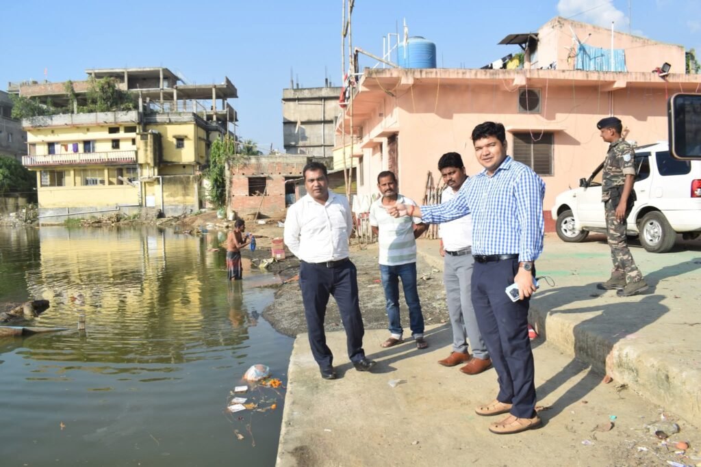 महापर्व छठ पूजा के मद्देनजर उपायुक्त ने किया विभिन्न छठ घाटों का निरीक्षण
