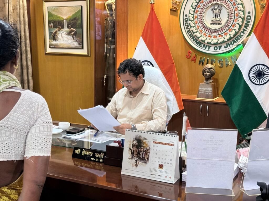 उपायुक्त हेमंत सती ने सुनी आमजन की समस्याएं — साहिबगंज उपायुक्त कार्यालय में जनता दरबार का आयोजन