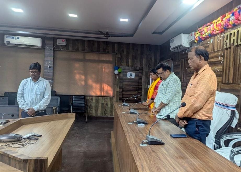 पंचायत सचिव दिनेश भंडारी के आकस्मिक निधन पर समाहरणालय में शोक सभा आयोजित