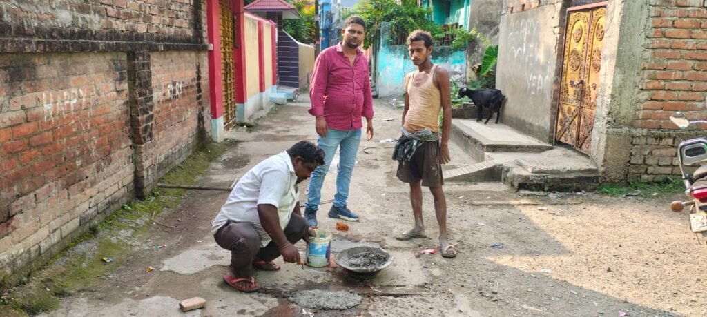अब नहीं होगी चलने में परेशानी — प्रोफेसर कॉलोनी में गड्ढों की मरम्मत, निताय सरकार ने उठाया पहल