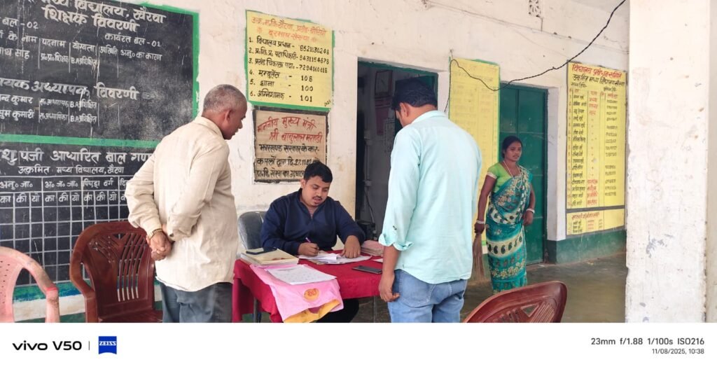 जिला शिक्षा अधीक्षक का औचक निरीक्षण: छात्र उपस्थिति में गिरावट पर असंतोष, शिक्षकों को दिए सख्त निर्देश