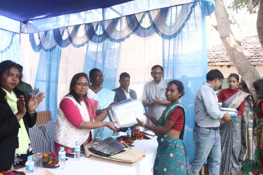 गोड्डा जिला के सुंदरपहाड़ी प्रखंड के अंतर्गत तिलाबाद पंचायत के डोमडीह गाँव में स्थित बदलाव फाउण्डेशन कार्यालय प्रांगण में स्थित सिद्धु- कान्हू आश्रम में बदलाव फाउन्डेशन द्वारा संचालित LIC HFL संगम परियोजना के द्वारा तसर कताई – बुनाई के प्रशिक्षण सम्मान प्रमाण पत्र वितरण कार्यक्रम का आयोजन किया गया।